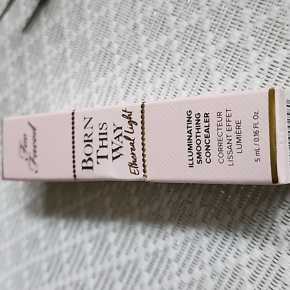 Too Faced Born This Way Ethereal Light Illuminating Smoothing Concealer - Picture 4 of 5